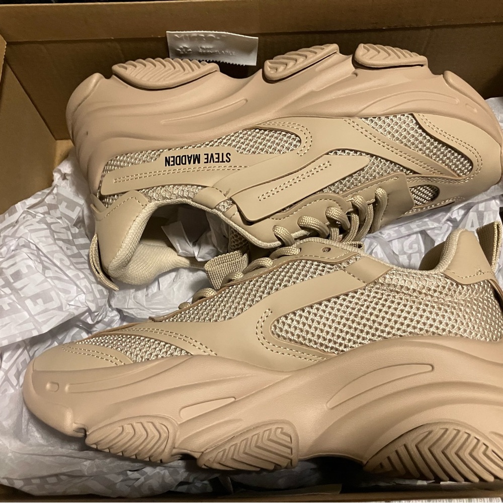WOMENS POSSESSION STEVE MADDEN SNEAKERS
